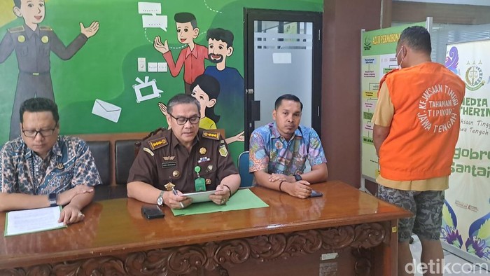 Buronan kasus korupsi Kejati Kalbar saat dihadirkan di jumpa pers di kantor Kejati Jateng, Jumat (6/12/2024).