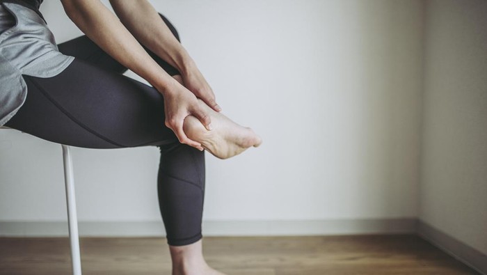 6 Gejala Kolesterol Tinggi yang Muncul di Kaki, Terasa Saat Berjalan