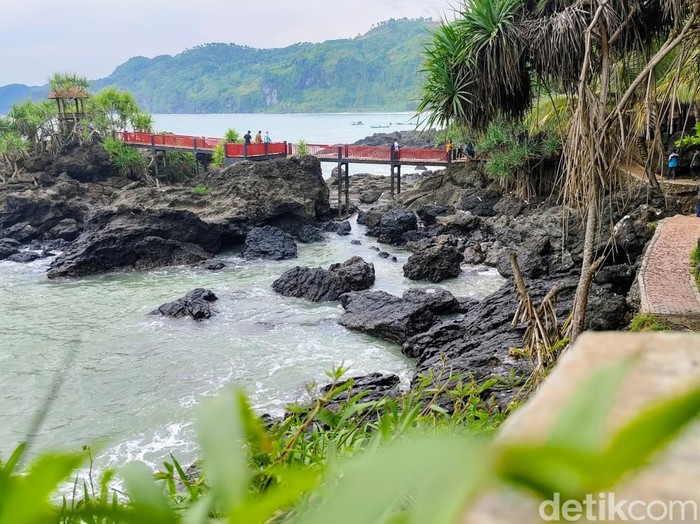 Columnar Joint di Pantai Menganti, Kabupaten Kebumen, Jumat (6/12/2024).