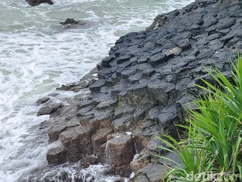 Columnar Joint di Pantai Menganti, Kabupaten Kebumen, Jumat (6/12/2024).