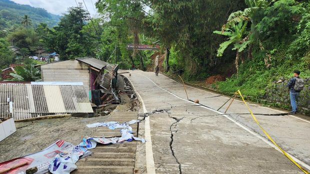 Cucun saat mengecek pergeseran tanah di Sukabumi (Adrial/detikcom)
