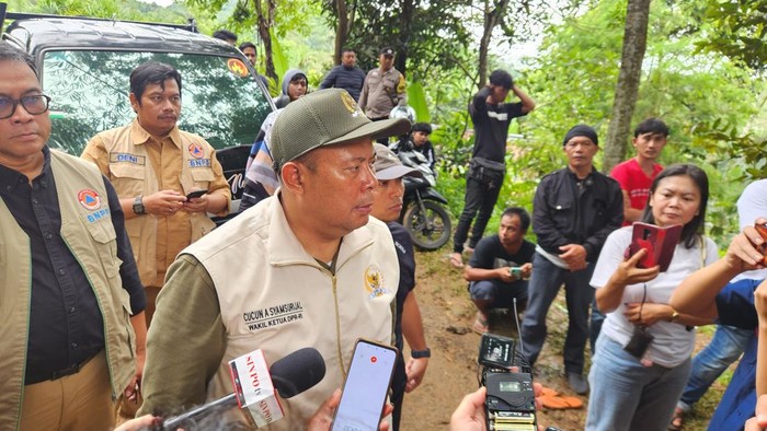 Cucun saat mengecek pergeseran tanah di Sukabumi (Adrial/detikcom)