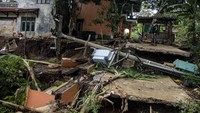 Relawan melihat akses jalan rusak terdampak bencana pergerakan tanah di Kadupandak, Kabupaten Cianjur, Jawa Barat. 