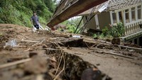 Badan Nasional Penanggulangan Bencana (BNPB) menyatakan dampak bencana geologi pergerakan tanah dari dua kecamatan di Kabupaten Cianjur tersebut mengakibatkan sebanyak 85 rumah rusak berat serta 105 unit rumah berpotensi terancam sejak peristiwa yang terjadi pada Jumat (22/11) lalu. 