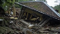 Warga melihat rumah yang rusak terdampak bencana pergerakan tanah di Kadupandak, Kabupaten Cianjur, Jawa Barat, Jumat (6/12/2024). 