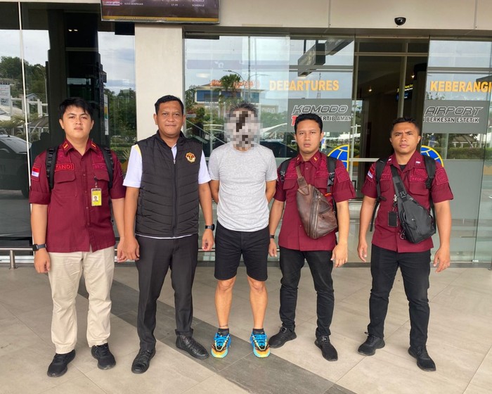 Petugas Kantor Imigrasi Kelas II TPI Labuan Bajo deportasi warga Malaysia berinisial ATHT. (Dok. Kantor Imigrasi Kelas II TPI Labuan Bajo)