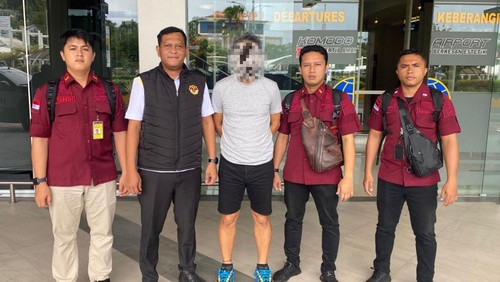 Petugas Kantor Imigrasi Kelas II TPI Labuan Bajo deportasi warga Malaysia berinisial ATHT. (Dok. Kantor Imigrasi Kelas II TPI Labuan Bajo)