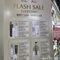 Produk-produk d’Alba juga diskon di JxB 2024. Setiap harinya, ada promo berbeda yang bisa ditemukan. Hari ini, kamu bisa mendapatkan sun cream dan tone up sun cream yang turun setengah harga jari Rp 210 ribu sedangkan serum diskon 58% menjadi Rp 400 ribu. Foto: Rahmi Anjani/Wolipop