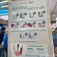 Wardah menjadi salah satu brand yang ramai dikunjung di JxB 2024. Merek itu menawarkan super promo diskon 50% untuk berbagai produk skincare. Adapun bundling menarik, misalnya Brightening Booster Set, Acne Fighter, Ultimate Brightening yang bisa dimiliki seharga Rp 150 ribu. Foto: Rahmi Anjani/Wolipop
