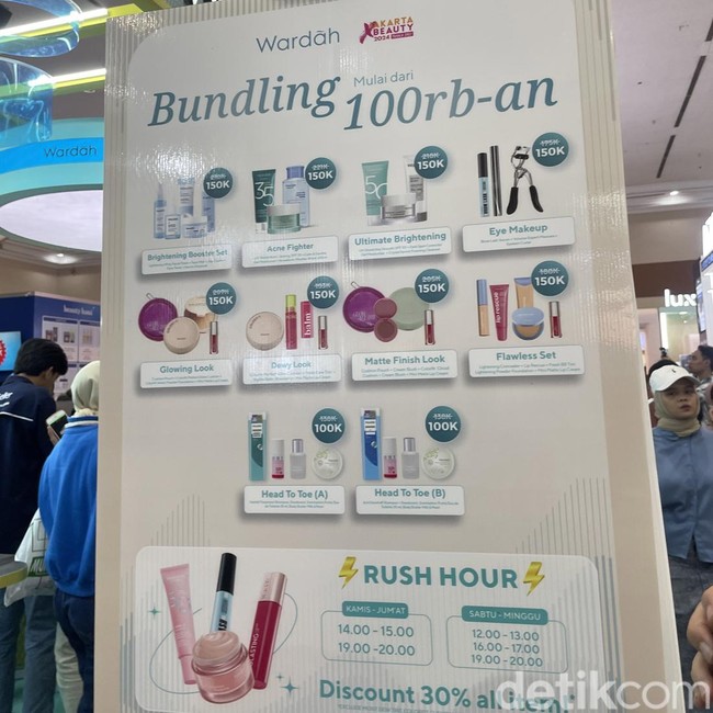 Wardah menjadi salah satu brand yang ramai dikunjung di JxB 2024. Merek itu menawarkan super promo diskon 50% untuk berbagai produk skincare. Adapun bundling menarik, misalnya Brightening Booster Set, Acne Fighter, Ultimate Brightening yang bisa dimiliki seharga Rp 150 ribu. Foto: Rahmi Anjani/Wolipop