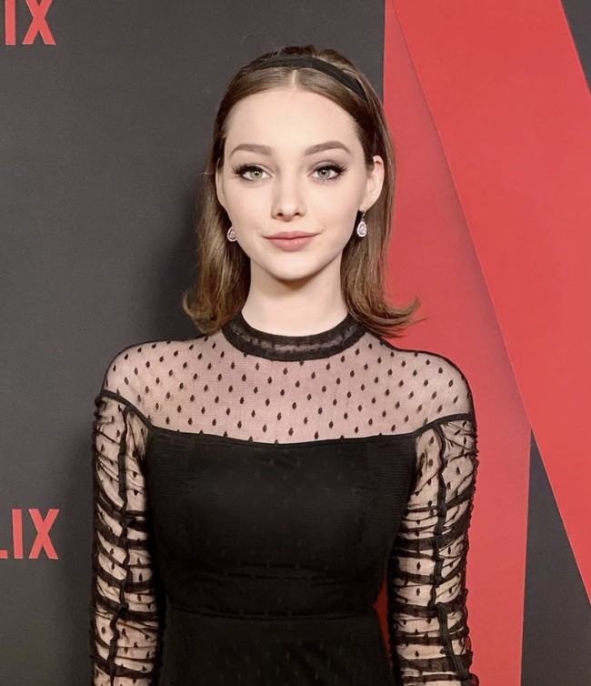 Sebelum mengumumkan dirinya transmaskulin, Dumont memiliki gaya yang feminin. Rambut panjang, makeup glamour dan dress menjadi ciri khasnya saat tampil di acara resmi dan karpet merah. Foto: dok. Instagram