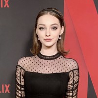 Sebelum mengumumkan dirinya transmaskulin, Dumont memiliki gaya yang feminin. Rambut panjang, makeup glamour dan dress menjadi ciri khasnya saat tampil di acara resmi dan karpet merah. Foto: dok. Instagram