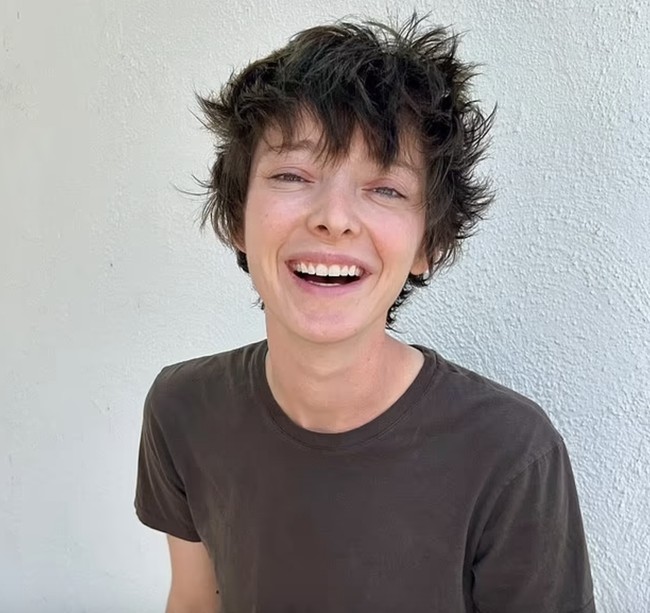 Aktris Emma Dumont kini mengumumkan gender barunya yang menjadi kontroversi. Bintang film Oppenheimer itu kini memperkenalkan dirinya menjadi transmaskulin non-biner. Foto: dok. Instagram