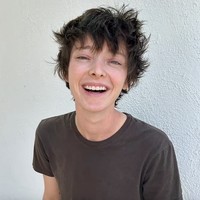 Aktris Emma Dumont kini mengumumkan gender barunya yang menjadi kontroversi. Bintang film Oppenheimer itu kini memperkenalkan dirinya menjadi transmaskulin non-biner. Foto: dok. Instagram