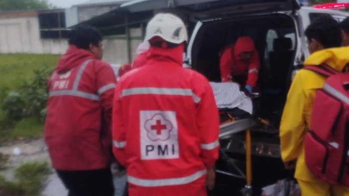 Petugas mengevakuasi pelajar yang tertimpa pohon tumbang di Desa Gaum, Kecamatan Tasikmadu, Kabupaten Karanganyar, Jumat (6/12/2024).