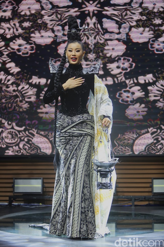 Melati Tedja akan membawakan kostum nasional bertajuk Sang Pembatik, yang terinspirasi dari para pembatik perempuan yang telah berperan penting dalam melestarikan budaya wastra Indonesia yang kaya akan nilai seni dan tradisi. Melati Tedja akan bersaing dengan 36 peserta dari berbagai negara di Miss Charm 2024. Dara kelahiran 7 July 1999 ini merupakan wakil pertama Indonesia yang dikirim oleh Yayasan Puteri Indonesia dan Mustika Ratu untuk ajang Miss Charm 2024. Foto: Ari Saputra.