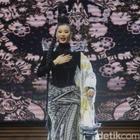 Melati Tedja akan membawakan kostum nasional bertajuk Sang Pembatik, yang terinspirasi dari para pembatik perempuan yang telah berperan penting dalam melestarikan budaya wastra Indonesia yang kaya akan nilai seni dan tradisi. Melati Tedja akan bersaing dengan 36 peserta dari berbagai negara di Miss Charm 2024. Dara kelahiran 7 July 1999 ini merupakan wakil pertama Indonesia yang dikirim oleh Yayasan Puteri Indonesia dan Mustika Ratu untuk ajang Miss Charm 2024. Foto: Ari Saputra.