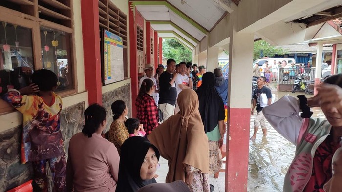 Sekolah Dasar Negeri 4 Pagelaran digunakan sebagai tempat pengungsian warga terdampak banjir (dok istimewa)).