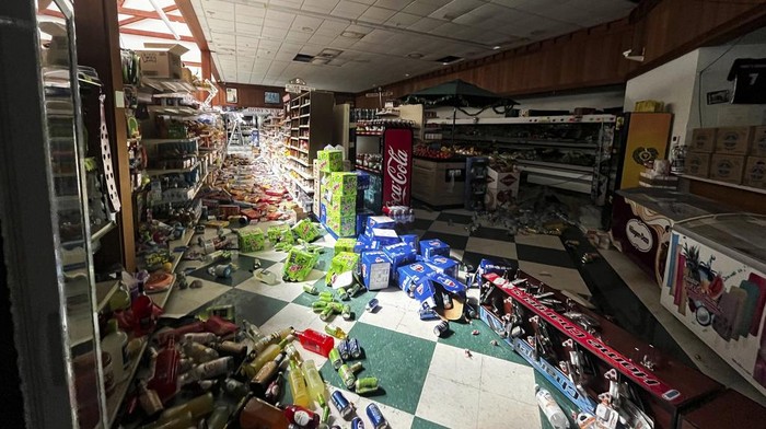 Gempa M 7 Bikin Supermarket Berantakan di California Gempa mengguncang California, Amerika Serikat (AS), Kamis (5/12/2024). Gempa bermagnitudo (M) 7 ini sempat mengaktifkan peringatan tsunami untuk warga setempat namun kini peringatan tsunami sudah dicabut.