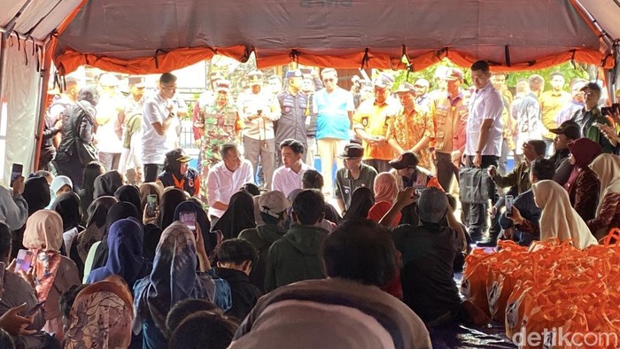 Gibran saat berkunjung ke lokasi bencana Sukabumi.