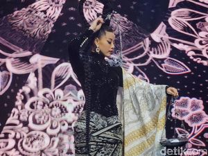 10 Foto Melati Tedja Pakai Kostum Nasional Sang Pembatik untuk Miss Charm 2024