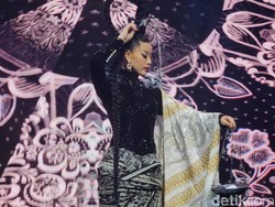 10 Foto Melati Tedja Pakai Kostum Nasional Sang Pembatik untuk Miss Charm 2024