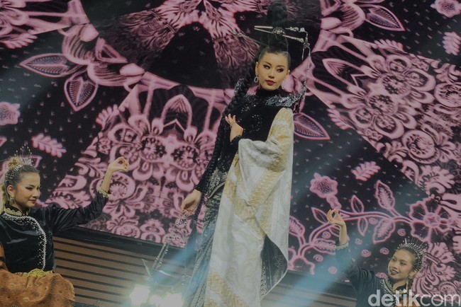 Melati Tedja siap bertarung di ajang Miss Charm 2024, Melati mengungkapkan rasa haru menjelang keberangkatannya ke Vietnam mendatang. Foto: Ari Saputra.