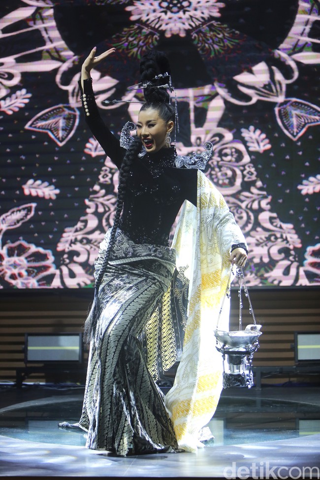 Saya yakin semua proses di dalam hidup dan saya selalu yakin proses demi proses untuk menuju orang yang lebih baik dan sukses. Setiap langkahnya itu tidak mudah dan saya rasa sekarang saya sudah siap mewakili Indonesia. Ini bukan tentang saya, ini tentang Indonesia dan terima kasih Yayasan Puteri Indonesia dan Mustika Ratu sudah memberikan kesempatan untuk saya bisa menang di ajang Miss Charm 2024, ucap Melati. Foto: Ari Saputra.