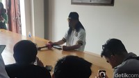 Belum reda kemarahan publik, pada Kamis (5/12/2024) beredar lagi sebuah video menunjukkan Gus Miftah tengah bercanda dengan komedian sekaligus pesinden senior, Yati Pesek. Hanya saja, candaan itu makin membuatnya disorot karena kata-kata yang diucapkan Miftah dianggap melecehkan dan merendahkan Yati Pesek. Foto: Jauh Hari Wawan/detikJogja