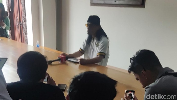 Suasana jumpa pers pengunduran diri Gus Miftah sebagai Utusan Khusus Presiden di Ponpes Ora Aji, Kalasan, Sleman, Jumat (6/12/2024).