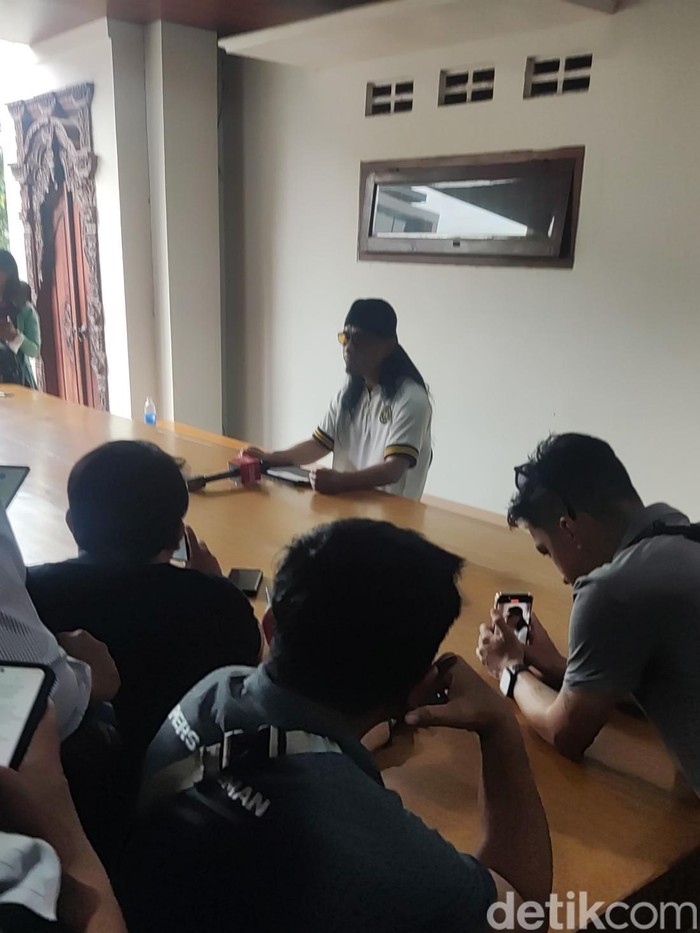 Gus Miftah Suasana jumpa pers pengunduran diri Gus Miftah sebagai Utusan Khusus Presiden di Ponpes Ora Aji, Kalasan, Sleman, Jumat (6/12/2024).