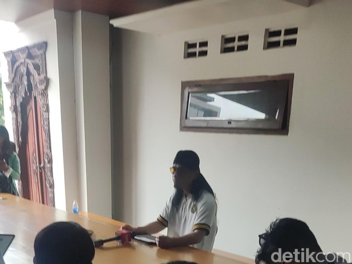 Suasana jumpa pers pengunduran diri Gus Miftah sebagai Utusan Khusus Presiden di Ponpes Ora Aji, Kalasan, Sleman, Jumat (6/12/2024).