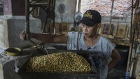 Ketua Umum Gabungan Koperasi Produsen Tahu Tempe Indonesia (Gakoptindo) Aip Syarifuddin mengatakan impor kedelai bisa mencapai kisaran 2,6 juta ton sampai akhir 2024 disebabkan permintaan dalam negeri yang tinggi ditambah kemampuan untuk memproduksi kedelai di Indonesia masih rendah. 