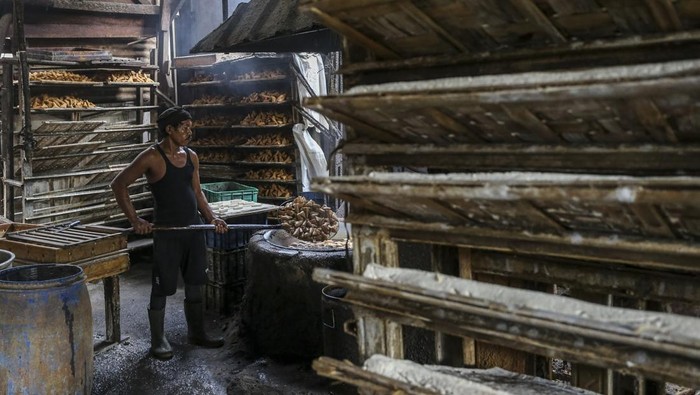 Impor Kedelai Capai 2,6 Juta Ton Sampai Akhir 2024 Pekerja menggoreng tahu di salah satu pabrik di Kramatwatu, Kabupaten Serang, Banten, Jumat (6/12/2024). Ketua Umum Gabungan Koperasi Produsen Tahu Tempe Indonesia (Gakoptindo) Aip Syarifuddin mengatakan impor kedelai bisa mencapai kisaran 2,6 juta ton sampai akhir 2024 disebabkan permintaan dalam negeri yang tinggi ditambah kemampuan untuk memproduksi kedelai di Indonesia masih rendah, sementara impor kedelai berpotensi akan terus meningkat pada 2025 seiring program makan bergizi gratis yang mulai bergulir. ANTARA FOTO/Angga Budhiyanto/rwa.