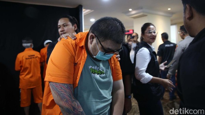 Ini Para Tersangka TPPO yang Dibekuk Polda Metro Jaya Polda Metro Jaya membongkar kasus tindak pidana perdagangan orang (TPPO) di wilayah Pejaten dan Cengkareng. 9 Orang tersangkan diamankan.
