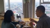 Tak hanya nongkrong menikmati kopi di Jogja, kakak Krisdayanti itu juga terlihat menemani anaknya sarapan sambil mengobrol. Foto: Instagram @yunishara36