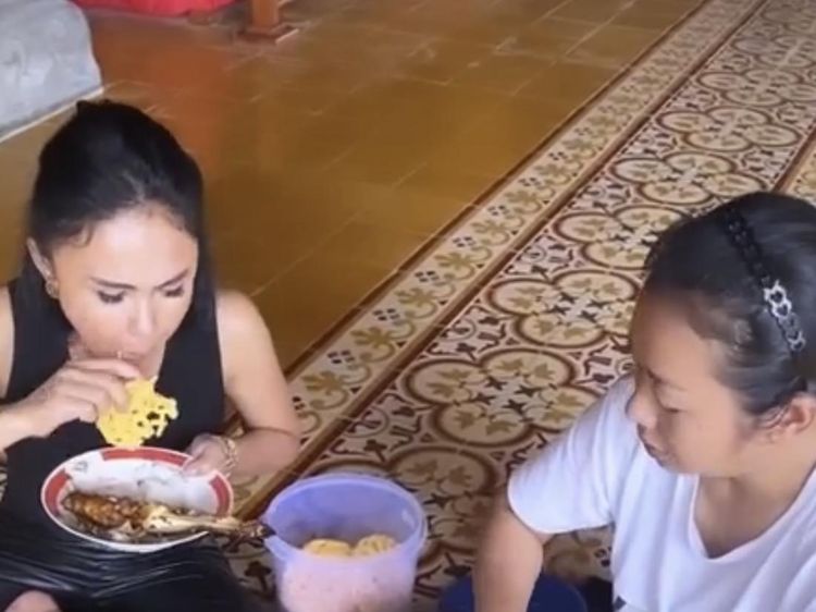 Keseruan Yuni Shara Saat Cicip Sate Klatak hingga Kopi Pontianak