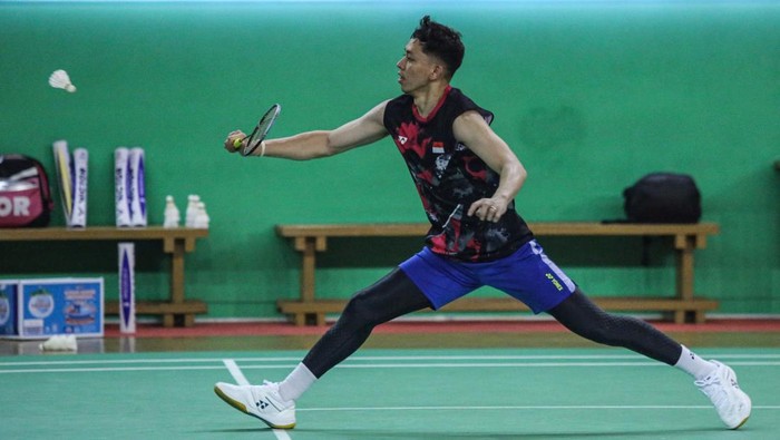 Intip Latihan Atlet Jelang BWF World Tour Finals 2024 Pebulu tangkis ganda putra Indonesia Muhammad Rian Ardianto melakukan latihan persiapan jelang BWF World Tour Finals 2024 di Pelatnas PBSI, Cipayung, Jakarta, Jumat (6/12/2024). Indonesia memiliki enam wakil yakni satu tunggal putra Jonata Christie, satu tunggal putri Gregoria Mariska Tunjung, dua ganda putra Fajar Alfian / Muhammad Rian Ardianto, Sabar Karyaman Gutama / Moh. Reza Pahlevi, satu ganda putri Febriana Dwipuji Kusuma / Amalia Cahaya Pratiwi, dan satu ganda campuran Dejan Ferdinansyah / Glori Emanuelle Widjaja untuk pertandingan BWF World Tour Finals 2024 yang digelar pada 11-15 Desember 2024 di Hangzhou, China. ANTARA FOTO/Asprilla Dwi Adha/foc.