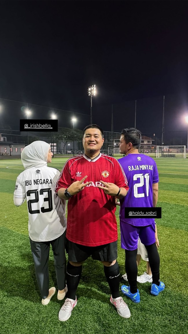 Sementara Haldy Sabri yang mengenakan jersey ungu bernomor punggung 21 memilih tulisan ‘Raja Minyak’ di belakang jerseynya tersebut. Foto: Instagram/@_irishbella_
