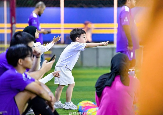 Tak sendirian, putra Irish Bella dengan mantan suaminya Ammar Zoni, Air Rumi jug terlihat ikut dan memberi dukungan untuk ayah sambungnya. Mengenakan kaos dan celana pendek, Air tampak begitu bersemangat mengikuti pertandingan sepak bola tersebut. Foto: Instagram/@_irishbella_