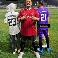 Sementara Haldy Sabri yang mengenakan jersey ungu bernomor punggung 21 memilih tulisan ‘Raja Minyak’ di belakang jerseynya tersebut. Foto: Instagram/@_irishbella_