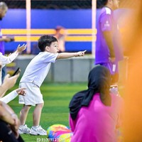 Tak sendirian, putra Irish Bella dengan mantan suaminya Ammar Zoni, Air Rumi jug terlihat ikut dan memberi dukungan untuk ayah sambungnya. Mengenakan kaos dan celana pendek, Air tampak begitu bersemangat mengikuti pertandingan sepak bola tersebut. Foto: Instagram/@_irishbella_