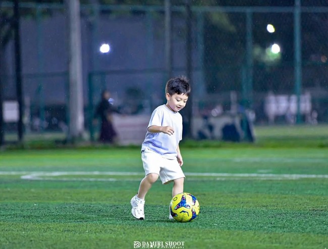 Dalam foto yang dibagikan, Air juga sempat terlihat memamerkan kepiawaiannya bermain sepak bola. Meski baru menginjak usia 4 tahun namun Air terlihat cukup mahir bermain sepak bola untuk anak seusianya. Foto: Instagram/@_irishbella_