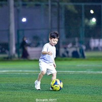 Dalam foto yang dibagikan, Air juga sempat terlihat memamerkan kepiawaiannya bermain sepak bola. Meski baru menginjak usia 4 tahun namun Air terlihat cukup mahir bermain sepak bola untuk anak seusianya. Foto: Instagram/@_irishbella_