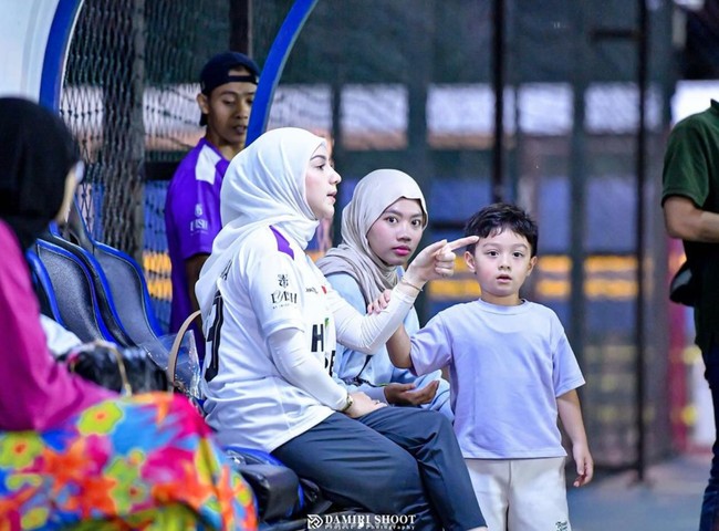 Tak hanya ditemain Air, putri sambung Irish, Syifa Mutiara Sabri juga terlihat ikut. Duduk di sebelah Irish Bella, keduanya tampak akrab dan kompak. Foto: Instagram/@_irishbella_