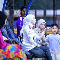 Tak hanya ditemain Air, putri sambung Irish, Syifa Mutiara Sabri juga terlihat ikut. Duduk di sebelah Irish Bella, keduanya tampak akrab dan kompak. Foto: Instagram/@_irishbella_
