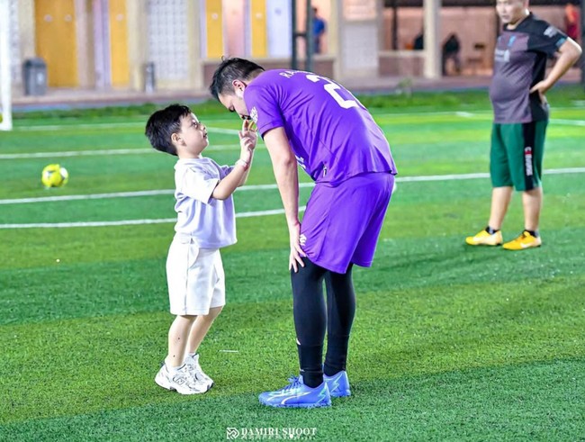 Dari salah satu foto yang dibagikan juga terselip momen manis Haldy Sabri bersama putra sambungnya, Air. Air tampak menghampiri ayahnya yang lelah usai bermain sepak bola. Foto: Instagram/@_irishbella_