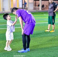 Dari salah satu foto yang dibagikan juga terselip momen manis Haldy Sabri bersama putra sambungnya, Air. Air tampak menghampiri ayahnya yang lelah usai bermain sepak bola. Foto: Instagram/@_irishbella_