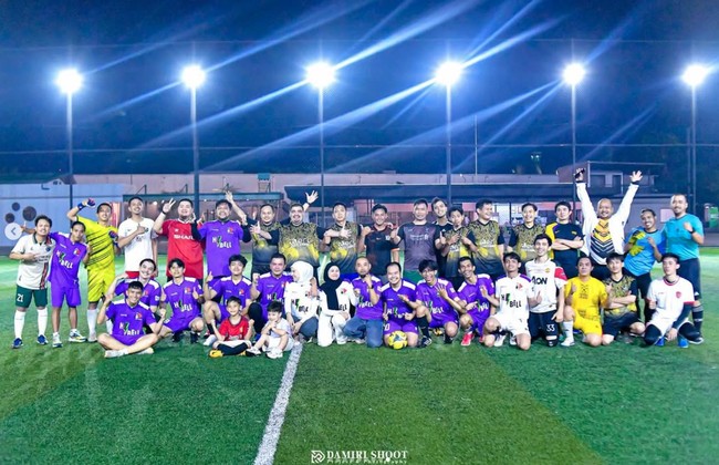 Berpose bersama para pemain dan pendukung yang hadir, Haldy Sabri dan Irish Bella terlihat mesra. Haldy tampak merangkul Irish, sementara wanita 28 tahun itu menatap mesra ke arah suaminya. Foto: Instagram/@_irishbella_