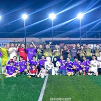 Berpose bersama para pemain dan pendukung yang hadir, Haldy Sabri dan Irish Bella terlihat mesra. Haldy tampak merangkul Irish, sementara wanita 28 tahun itu menatap mesra ke arah suaminya. Foto: Instagram/@_irishbella_